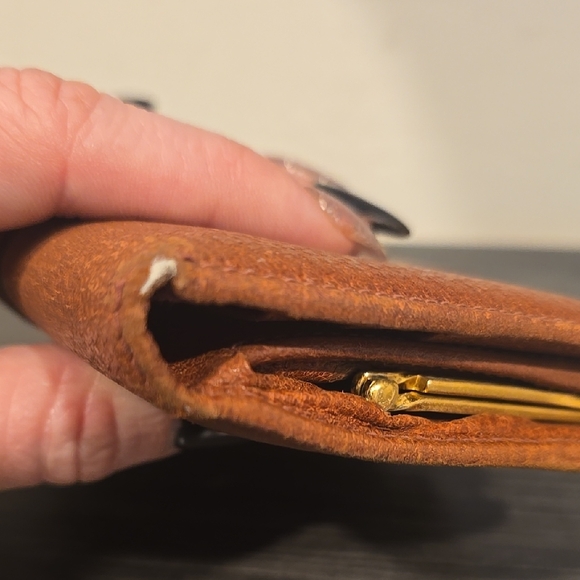 Gucci Tan Leather Wallet with Green and Red Accent - Picture 13 of 14